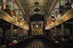 Interior lotado da St. Louis Cathedral, em dia de apresentação de banda da marinha (em New Orleans, na Louisiana, nos Estados Unidos)